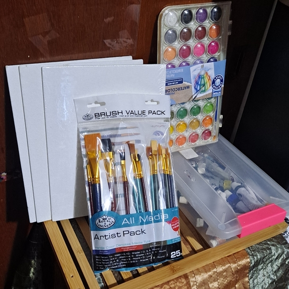 Art supplies - Picture 2 of 3